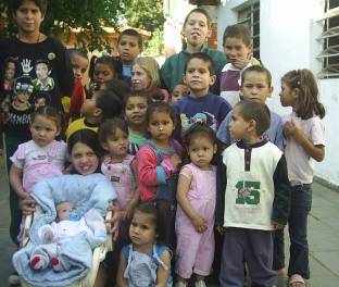 Algunos de los 170 niños que abarca el proyecto Bigotes Blancos